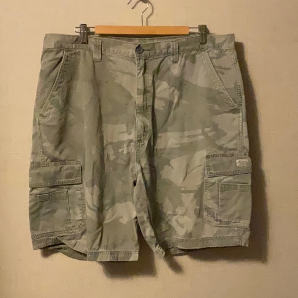 Wrangler Green Cargo Shorts with Relaxed Fit - Picture 1 of 5